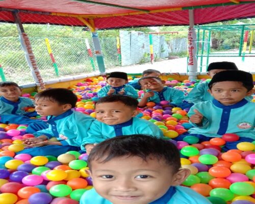 KEGIATAN MANDI BOLA KEGIATAN MANDI BOLA